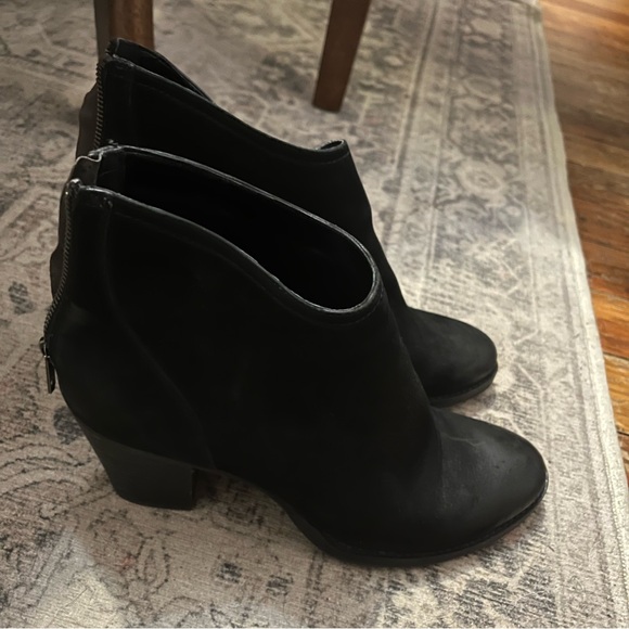 Black suede Steve Madden booties - Picture 2 of 4